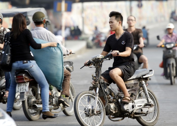 Những chiếc xe máy trơ khung vẫn thoải mái được sử dụng để tung hoành trên đường phố Hà Nội và chủ nhân của nó thì chẳng cần mũ bảo hiểm
